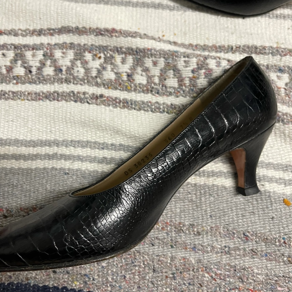 Salvatore Ferragamo Vintage Black pump leather print 7 1/2 - Picture 6 of 9